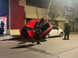 Chocó con una ambulancia y terminó arriba de otro vehículo estacionado