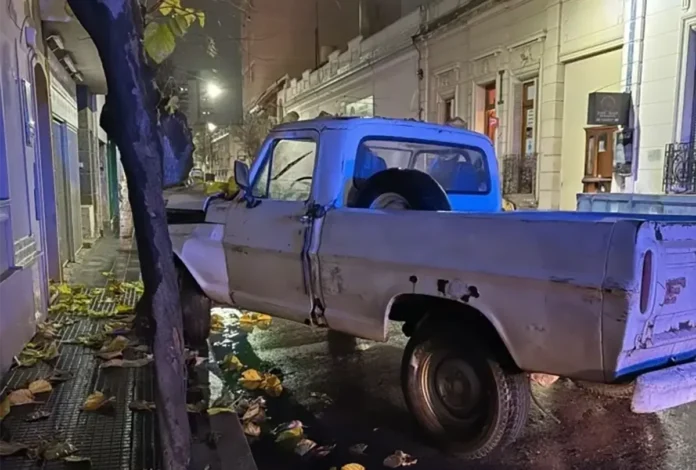 Policiales - Choque contra arbol