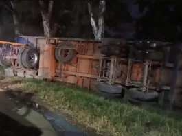 Camión volcó en la Ruta 36 tras incendiarse una cubierta