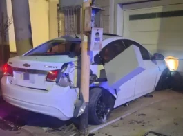 Chocó contra una casa y abandonó el auto